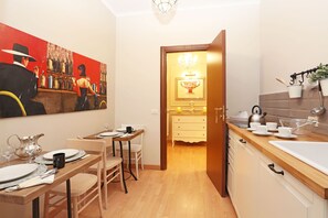 Apartment, 2 Bedrooms | Dapur peribadi | Peti sejuk/penyejuk beku saiz penuh, ketuhar gelombang mikro, dapur 