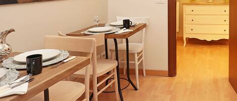 Huoneisto, 2 makuuhuonetta | Yksityinen keittiö | Täysikokoinen jääkaappi, mikroaaltouuni, liesi