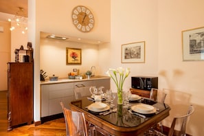 Apartment, 1 Schlafzimmer | Eigene Kochnische | Großer Kühlschrank, Mikrowelle, Herdplatte