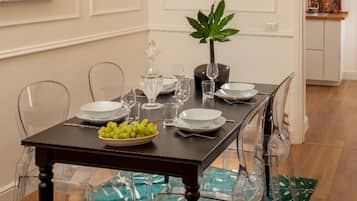 Appartement, 2 chambres | Salle Ă manger