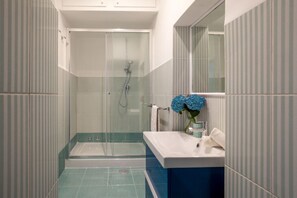 Apartment, 2 Bedrooms | Bathroom | Shower, rainfall showerhead, hair dryer, towels - Daplace - Flaminia Apartment (Rome)