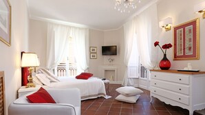 A hotel room with two beds, a TV, a fireplace, and a chandelier. - Daplace - Gaia Apartment (Rome)