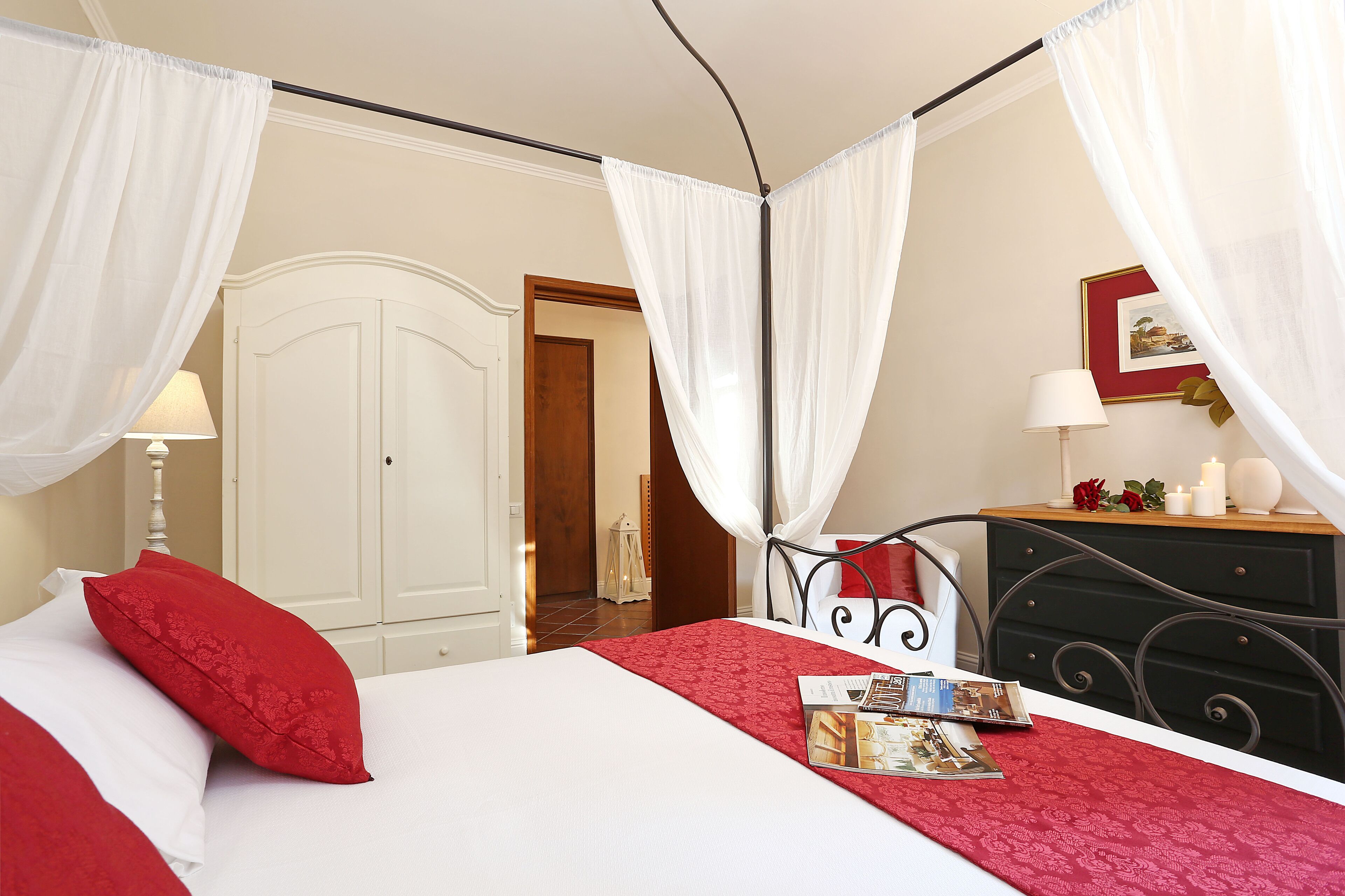 Une chambre à coucher avec un lit, une table de chevet, une commode et un miroir.