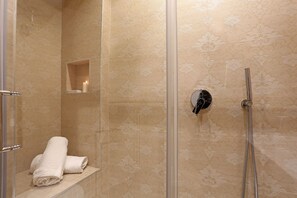 Appartement, 3 chambres | Douche de la salle de bain