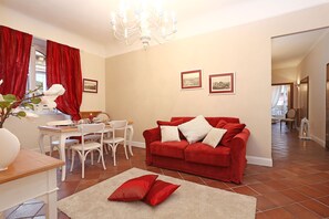 Apartamento, 3 habitaciones | Sala de estar | Una televisión LCD