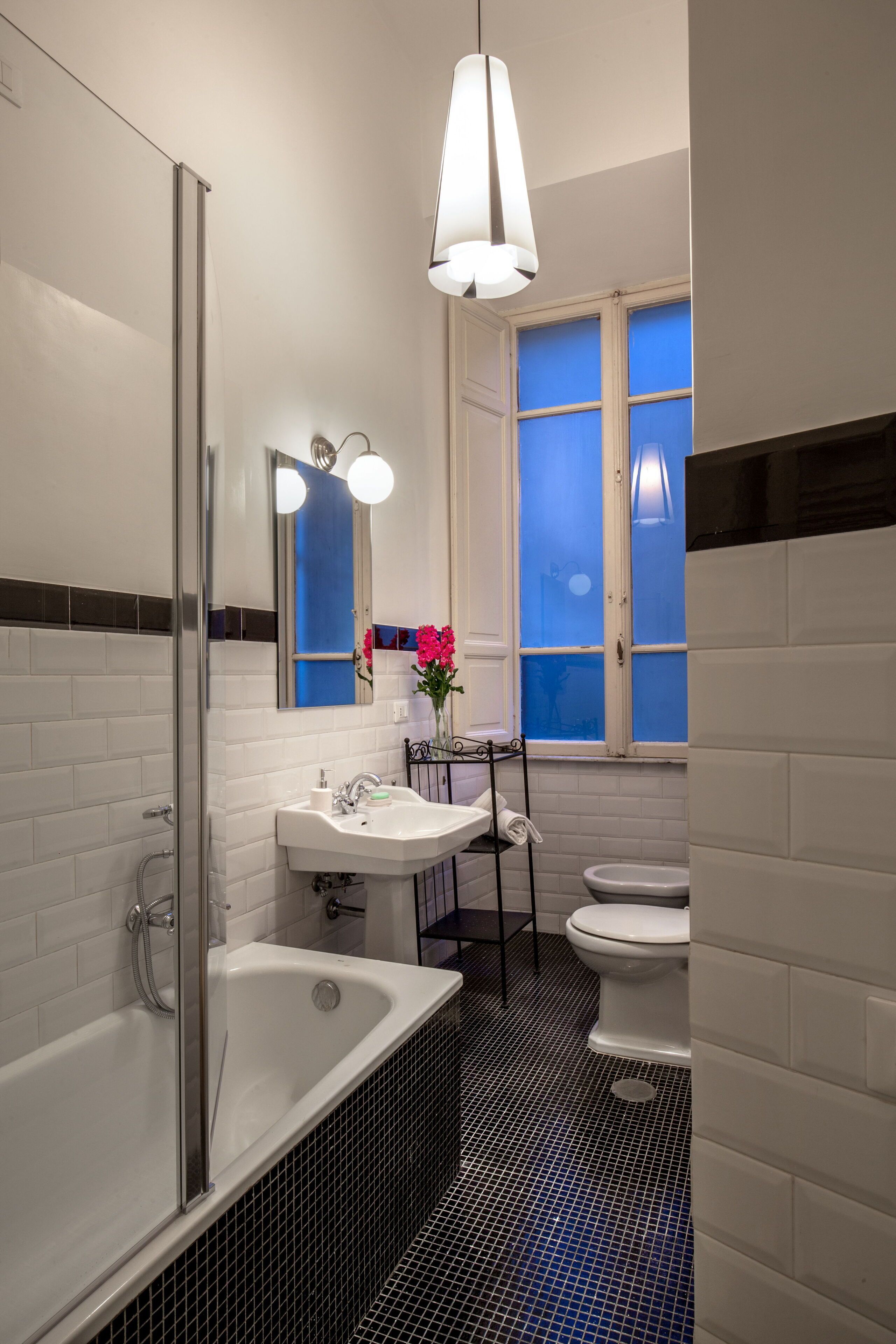Une salle de bain moderne avec une baignoire, un lavabo et des toilettes.