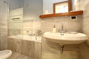 Bathroom - Daplace - Claudia Apartment (Rome)