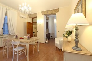 Appartement, 2 slaapkamers | Dineren in de kamer