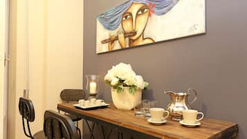 Apartamento, 2 quartos | Opções para refeição no quarto