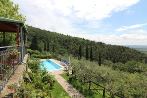 Seasonal outdoor pool, pool umbrellas, pool loungers - Arcobaleno (Loro Ciuffenna)