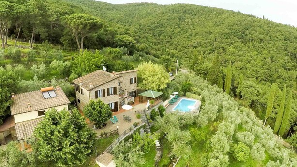 A two-story house with a swimming pool, surrounded by lush greenery and hills. - Arcobaleno (Loro Ciuffenna)