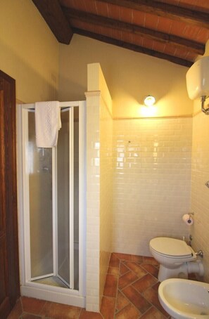 Apartment, 5 Bedrooms, Non Smoking | Bathroom | Rainfall showerhead, hair dryer, bidet, towels - Ca Di Vestro (Loro Ciuffenna)