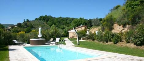 Außenpool (je nach Saison geöffnet), Sonnenschirme, Liegestühle