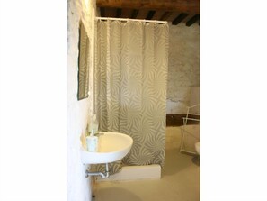 Villa, 3 habitaciones, para no fumadores | Baño | Regadera tipo lluvia, secadora de cabello, bidet, toallas