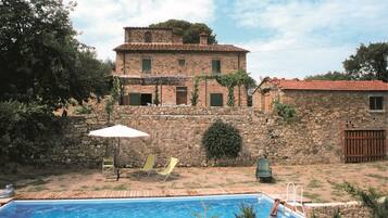 Piscina externa sazonal, guarda-sóis, espreguiçadeiras