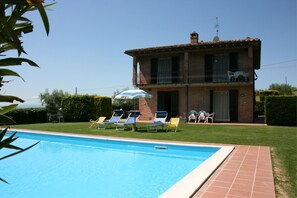 Seasonal outdoor pool, pool umbrellas, sun loungers - Cerretini (Montepulciano)