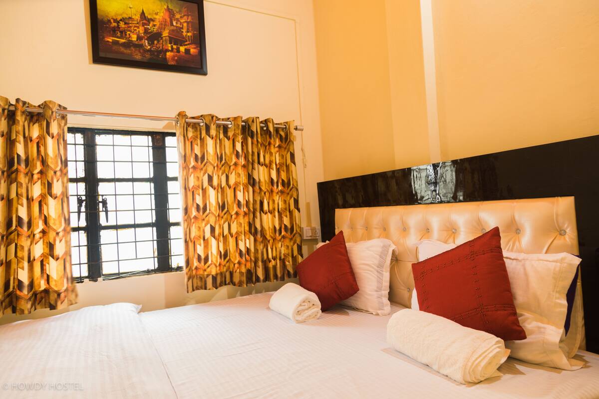Classic Room | In-room safe, blackout curtains, free WiFi