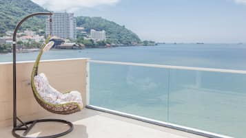 Luxury Villa | Balcony