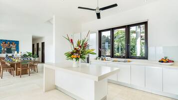 Refrigerador, microondas, placa de cocina, cafetera/tetera