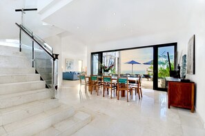 Villa de lujo, 4 habitaciones, vistas al mar | Servicio de comidas en la habitación