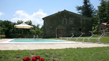 Piscina externa sazonal, guarda-sóis, espreguiçadeiras
