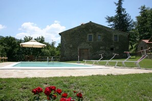 Seasonal outdoor pool, pool umbrellas, sun loungers - Ca De Tonco (Arezzo)