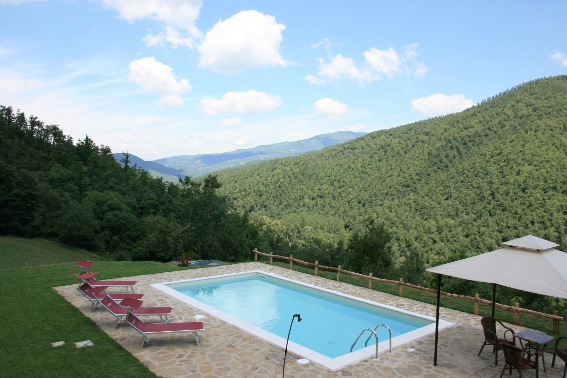 Piscina stagionale all'aperto, ombrelloni da piscina, lettini
