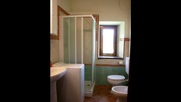 Appartamento, 3 camere da letto, non fumatori | Bagno | Doccia, soffione a pioggia, asciugacapelli, bidet