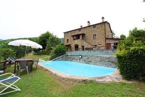 Außenpool (je nach Saison geöffnet), Sonnenschirme, Liegestühle