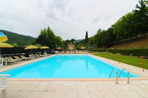 Piscine extérieure (ouverte en saison), parasols de plage