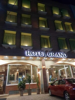 Facciata della struttura - sera/notte