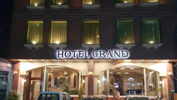 Vista frontal de la propiedad