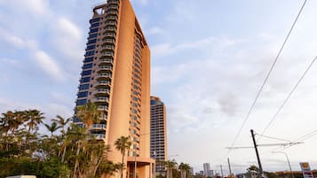 Un edificio alto con múltiples balcones y una fachada curva.