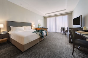 Safe på rommet, skrivebord og skrivebord for bærbar PC