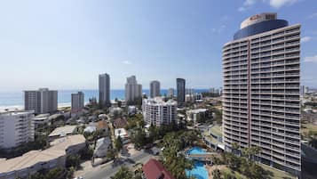 Un hotel moderno con piscina y vistas a la playa.