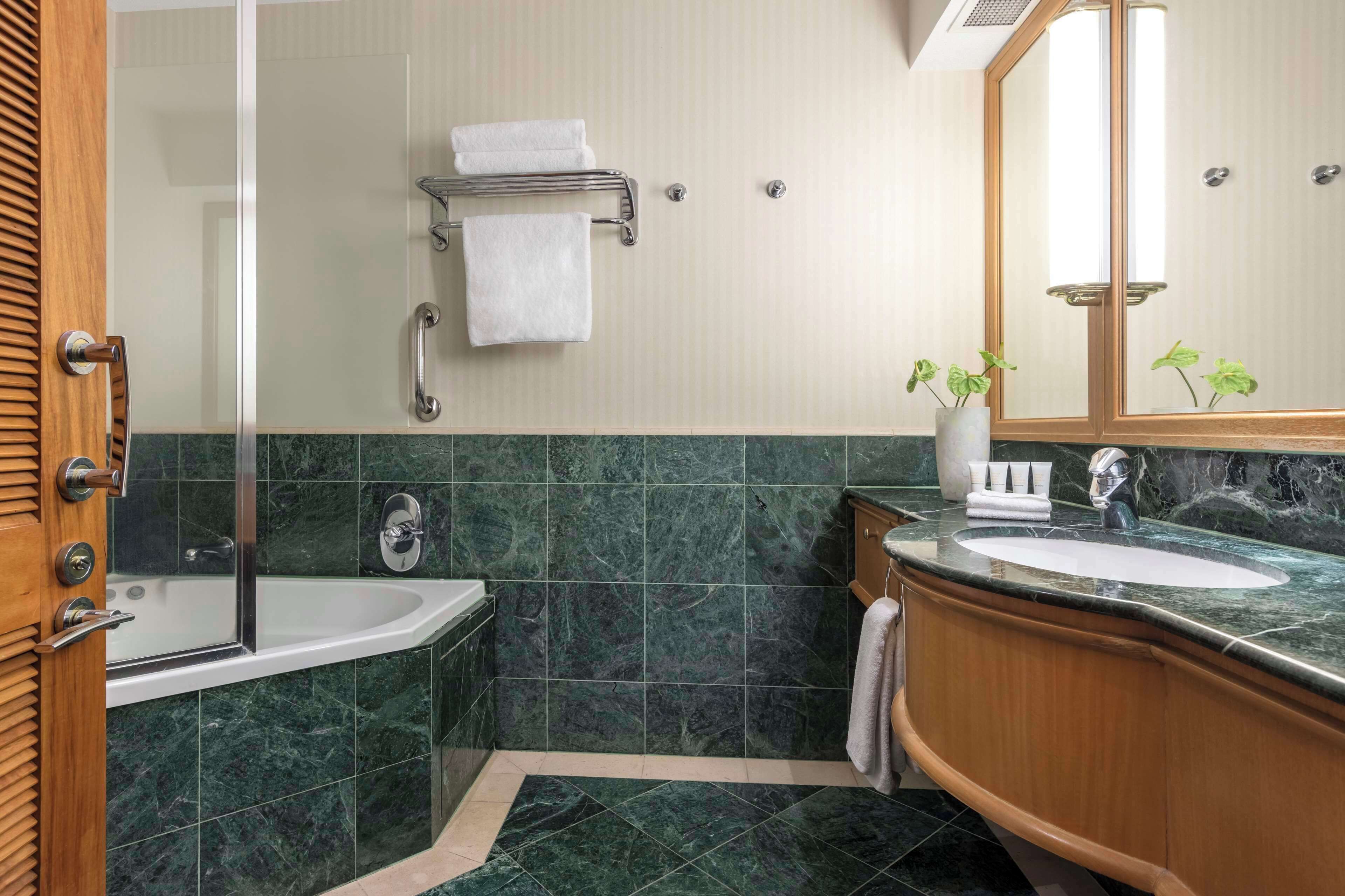 combined shower/bathtub, eco-friendly toiletries, hair dryer, towels