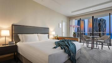 Een kluis op de kamer, een bureau, een laptopwerkplek