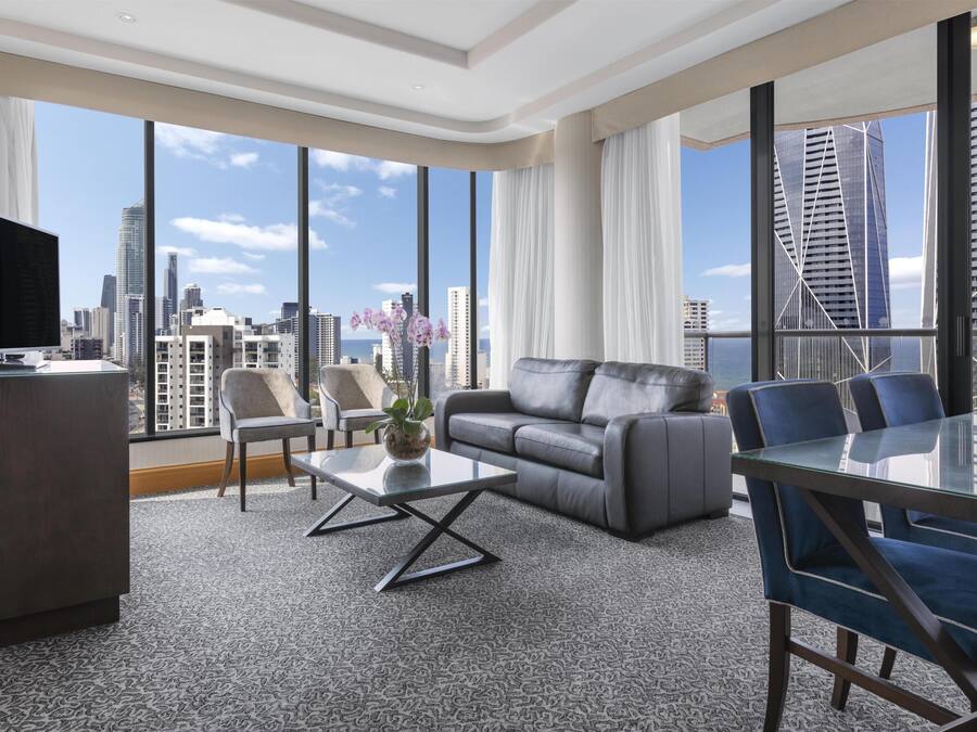 Brankas, meja kerja, ruang kerja ramah laptop, dan tirai kedap cahaya