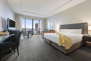 Safe på rommet, skrivebord og skrivebord for bærbar PC