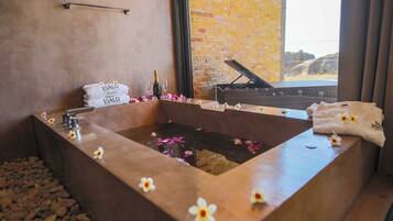 Habitación doble económica (Electricity available 5-9 AM 6-10 PM) | Baño | Tina y regadera independientes y regadera tipo lluvia