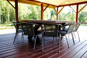 Outdoor dining - Villa Dzukijos Uoga: Cozy Forest Escape by Lakes, Privacy & Druskininkai Charm (Druskininkai)