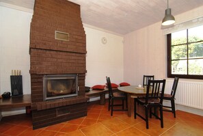 Dining - Villa Dzukijos Uoga: Cozy Forest Escape by Lakes, Privacy & Druskininkai Charm (Druskininkai)