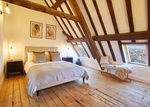 5 bedrooms, iron/ironing board, free WiFi, bed sheets