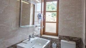 A bathroom with a sink, mirror, and toilet. - Hotel Gorica (Berat)