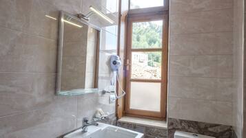 Quarto duplo standard | Banheiro | Chuveiro, chuveiro com efeito de chuva, produtos de toalete grátis