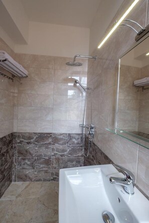 Deluxe Double Room | Bathroom shower - Hotel Gorica (Berat)