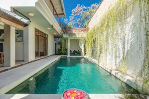 Outdoor pool, sun loungers - Villa Beji Seminyak (Seminyak)