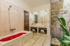 Villa Signature - 3 sovrum | Badrum | Dusch, gratis toalettartiklar, hårtork och tofflor