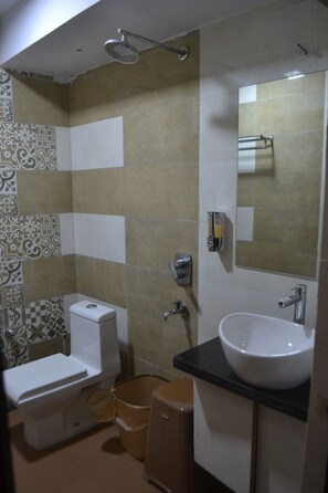 Habitación Deluxe | Baño | Regadera y toallas