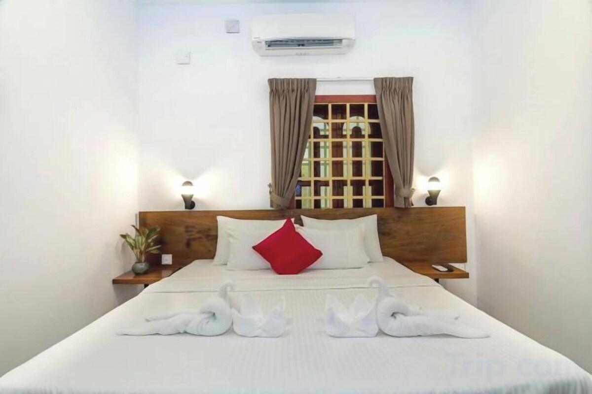 WiFi (free), bed sheets